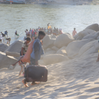 Flüchtlinge, die vor der Gewalt in der äthiopischen Region Tigray fliehen, überqueren im November 2020 den Tekeze-Fluss in Richtung Sudan.