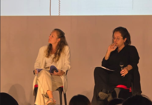 Sophie spricht bei einer Veranstaltung