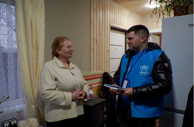 UNHCR Mitarbeiter berät