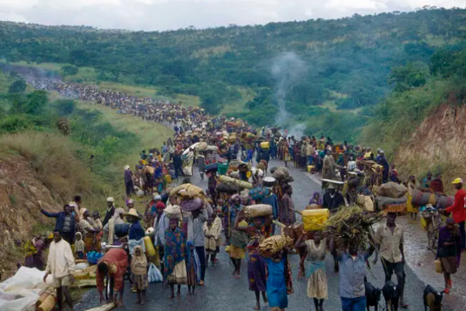1994 Flüchtlinge fliehen aus Ruanda nach Tansania 
