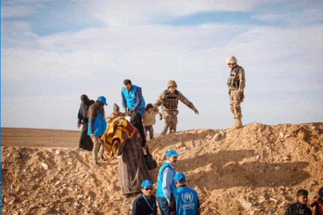 Flüchtlinge aus Syrien überqueren die Grenze nach Jordanien