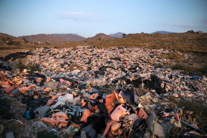 Ein Berg zurückgelassener Schwimmwesten auf der grieschischen Insel Lesbos. 