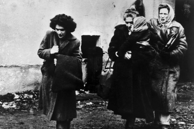 Ungarische Flüchtlinge erreichen nach der brutalen Niederschlagung des Ungarischen Volksaufstands 1956 das Flüchtlingslager Eisenstadt in Österreich