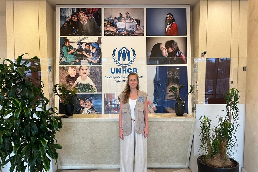 Sophie vor dem Eingang des  UNHCR-Büros in Beirut