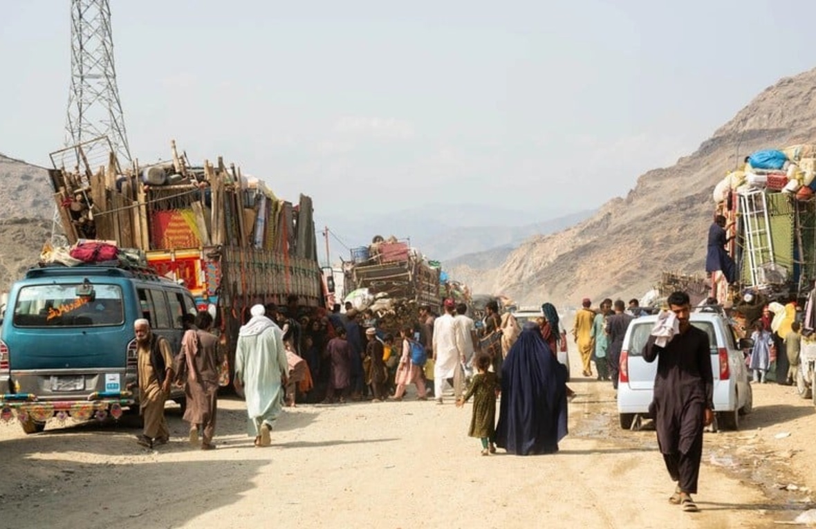 Afghanische Rückkehrer überqueren im September 2025 den Grenzübergang Torkham aus Pakistan, nachdem seit Ende 2023 zahlreiche Flüchtlinge aus Pakistan und dem Iran zurückgekehrt sind.