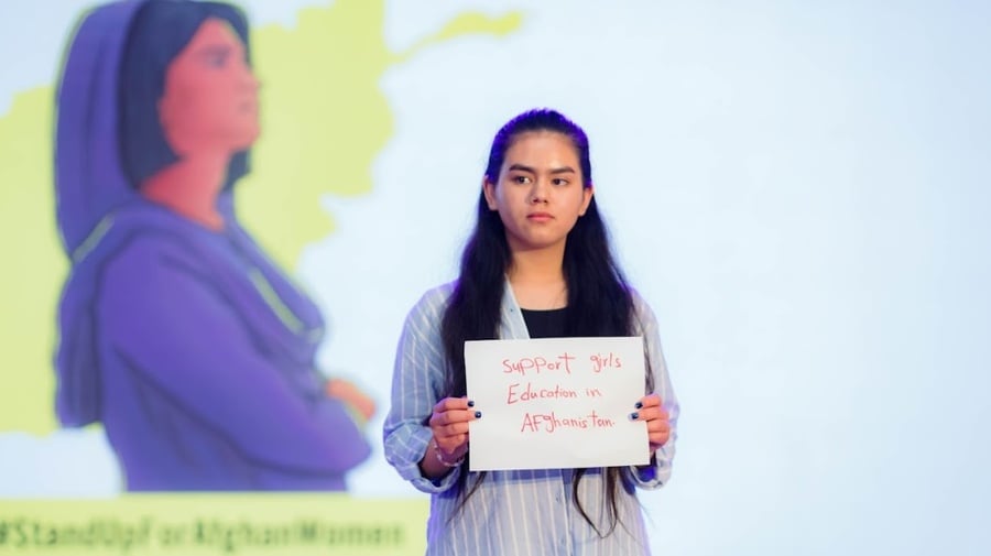 Robina macht sich für den Zugang zu Bildung stark