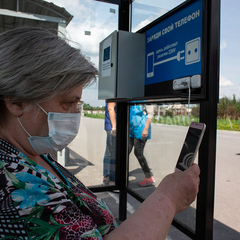 Ukraine. UNHCR provides solar-powered technology at conflict zone crossing point