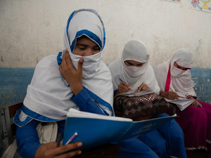 طالبات أفغانيات يدرسن من خلال برنامج التعليم البديل في مدرسة للبنات تابعة للمفوضية في باكستان.