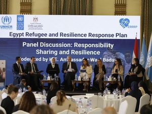 السفير الدكتور وائل بدوي والدكتورة حنان حمدان يشاركان في جلسة نقاش مع الجهات المانحة وممثلي الوزارات خلال إطلاق خطة الاستجابة للاجئين وتعزيز القدرة على الصمود.