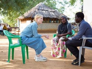 كيت بلانشيت تلتقي بالطلاب اللاجئين في مخيم غوروم للاجئين في جنوب السودان.