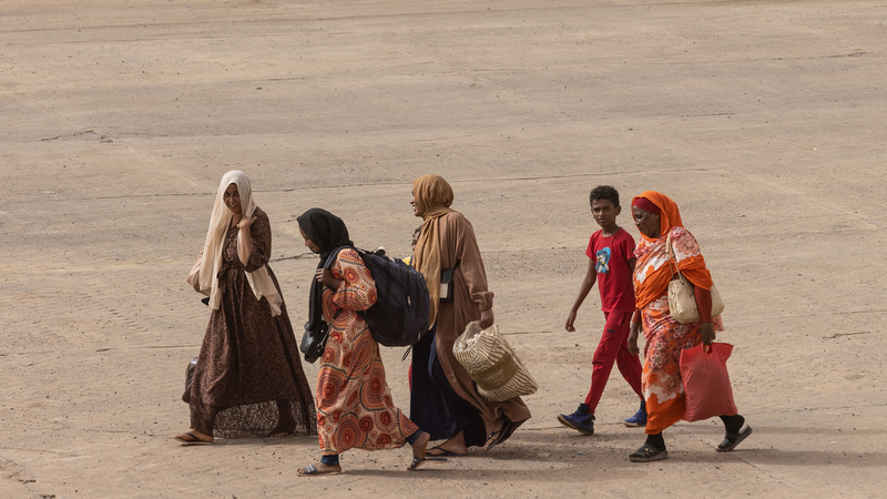 Sudanese refugees arrive to Abu Simbel after crossing Qustul border.