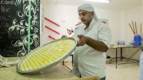 صانع حلويات سوري ينقل المذاق الدمشقي إلى القاهرة