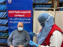 اللاجئون وطالبو اللجوء يحصلون على اللقاح في مصر