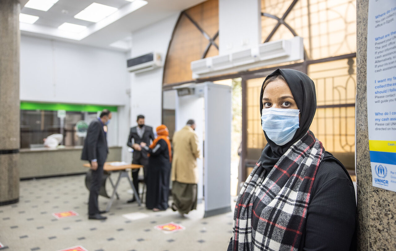مثل آلاف اللاجئين وطالبي اللجوء، تتلقى فايزة المساعدة النقدية من مكتب البريد المصري.