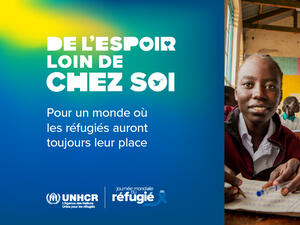 Deux filles assises à un bureau dans une salle de classe. Sur la gauche, un texte indique "L'espoir loin de chez soi".