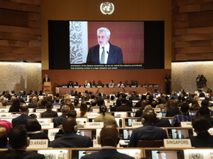 Le Haut Commissaire pour les réfugiés, Filippo Grandi, prononce un discours sur un écran géant devant un large public.