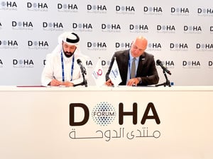 أحمد محسن، ممثل المفوضية السامية للأمم المتحدة لشؤون اللاجئين لدى دولة قطر، ونواف عبد الله الحمادي، مساعد الرئيس التنفيذي لقطاع العمليات والبرامج الدولية لدى قطر الخيرية، خلال توقيع الاتفاقيات في منتدى الدوحة 2024 في الدوحة، قطر.