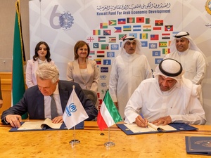 المفوض السامي للأمم المتحدة لشؤون اللاجئين، فيليبو غراندي، أثناء توقيع الاتفاقيتين مع وزير الخارجية الكويتي ورئيس مجلس إدارة الصندوق الكويتي للتنمية الاقتصادية العربية، عبد الله اليحيا.
