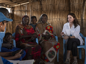 Kristin Davis speaks to UNHCR staff and South Sudanese returnees