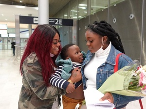 التأم شمل سولانج (يسار) – وهي لاجئة كاميرونية تعيش في فرنسا – مع ابنتها فابيان في مطار شارل ديغول في باريس في عام 2011، بعد ثلاثة أعوامٍ من الفراق.