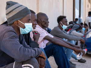 ليبيا. توفر المفوضية النقد والغذاء للاجئين وطالبي اللجوء المفرج عنهم.