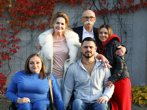 لينا غروشوفسكا وفلاديسلاف غروشوفسكي (في الوسط وقوفاً) مع اللاجئين الأوكرانيين (من اليسار إلى اليمين) أوكسانا وفاليري ولودميلا.