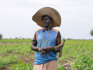 Un agriculteur réfugié est debout dans sa ferme de sésame à Maban, au Sud-Soudan.