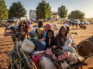 عائلة سودانية تصل إلى مدينة أدري الحدودية في تشاد في أكتوبر 2024 بعد فرارها من العنف في منطقة دارفور بالسودان.