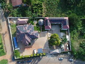 لقطة جوية للألواح الشمسية المثبتة على سطح مكتب المفوضية في أوغوجا، نيجيريا، في نهاية عام 2024.