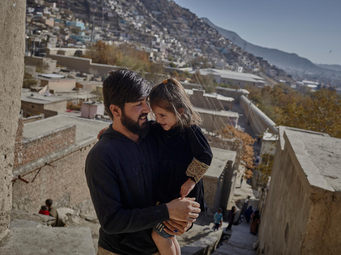 عبد الستار*، 30 عاماً، يحمل ابنته منوّرة، 4 سنوات، أمام مسكنهم في كابول. علقت الأسرة المكونة من ثمانية أفراد وسط القتال في وادي بانجشير، وأجبروا على الفرار عندما تدمر منزلهم. تلقت الأسرة مساعدات نقدية للإيجار بالإضافة إلى المواد الغذائية وغير الغذائية. وقال: " أصاب صاروخ المنزل، وتحول كل شيءٍ إلى غبار". وأضاف: "لم يتبق أحدٌ في المنطقة، فالجميع هربوا. تعرض والداي للهلع وما زالا في حالةٍ من الصدمة.. عند وصولنا إلى هنا، لم يكن في جعبتنا شيء سوى المساعدة التي قدمتها المفوضية، والتي كانت عوناً كبيراً لنا". 