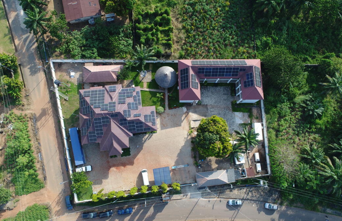 لقطة جوية للألواح الشمسية المثبتة على سطح مكتب المفوضية في أوغوجا، نيجيريا، في نهاية عام 2024.