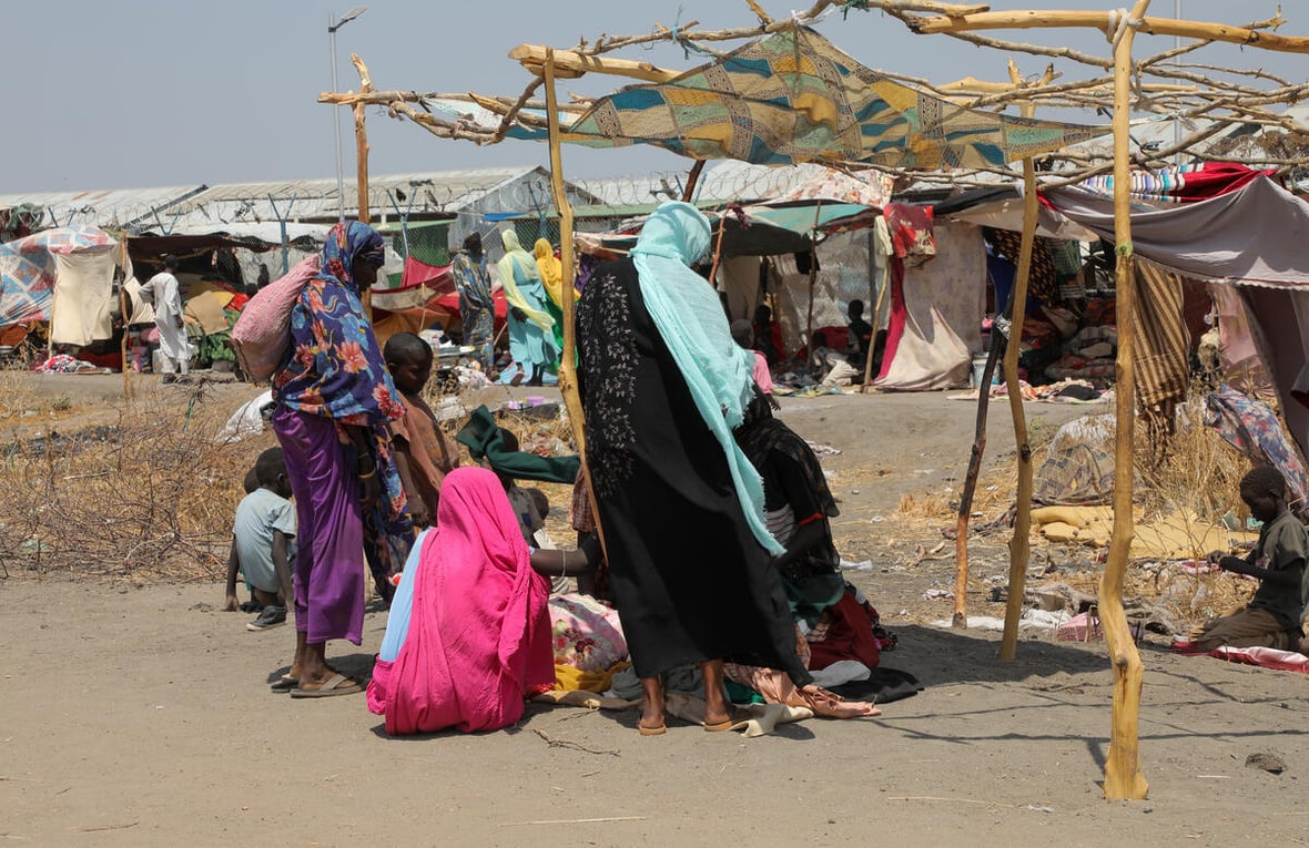 يشيّدُ لاجئون ممن وصلوا حديثاً من السودان مآويهم في مركز الإيواء المؤقت المكتظ في الرنك جنوب السودان - مارس 2025. 