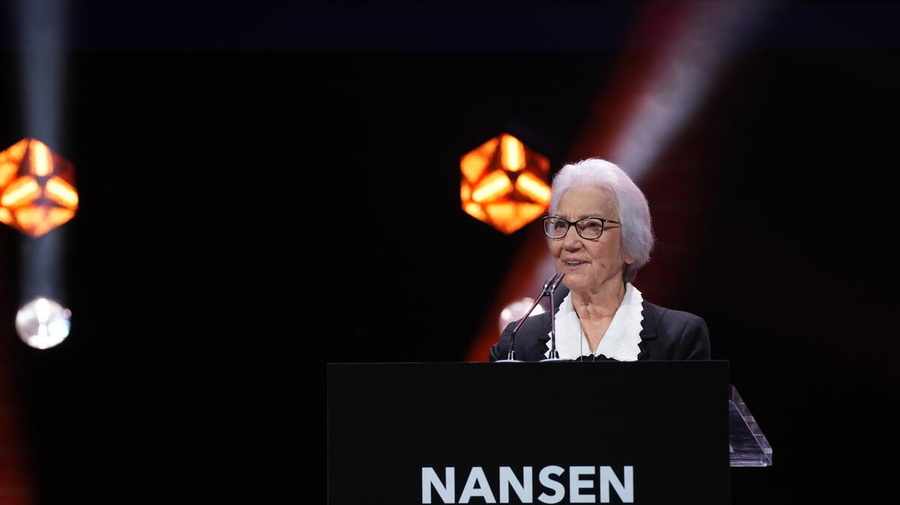 الأخت البرازيلية روزيتا ميليزي، الحائزة على جائزة نانسن للاجئ لعام 2024، تلقي كلمتها خلال حفل تسليم الجوائز الذي جرى في جنيف.