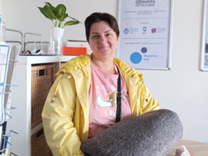 A refugee woman receives material assistance at the Point of Safety “Comin” in Nitra, one of seven municipally led centers in Slovakia’s sustainable support network. 