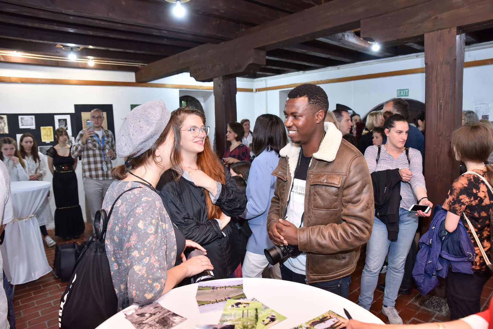Kharim talking with local youths participating in UNHCR’s project “In Their Sneakers” in the city of Užice, western Serbia.