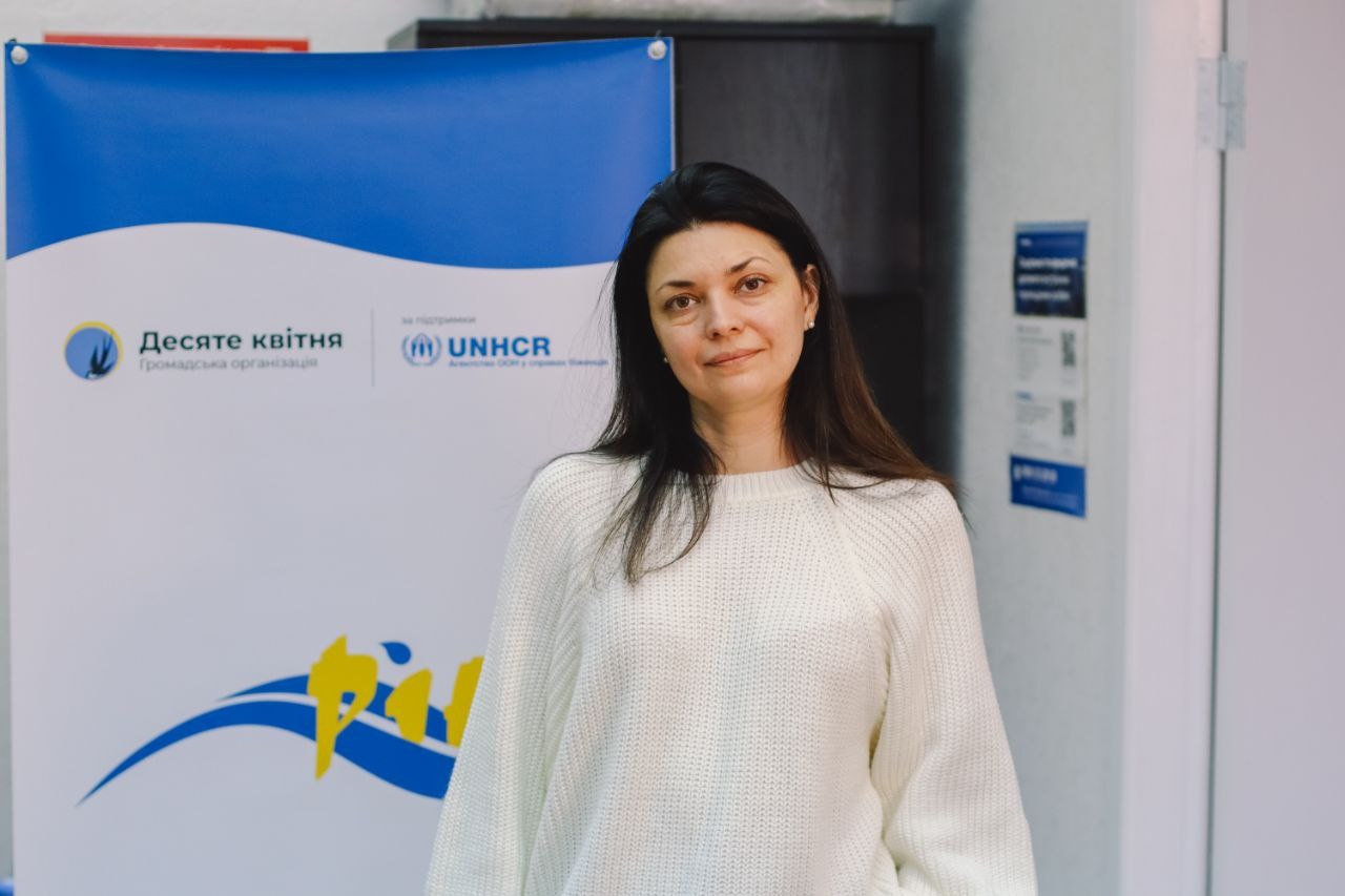 The language club moderated by Aina takes place twice per month with support from UNHCR's partner The Tenth of April, and twice more as a volunteer initiative.