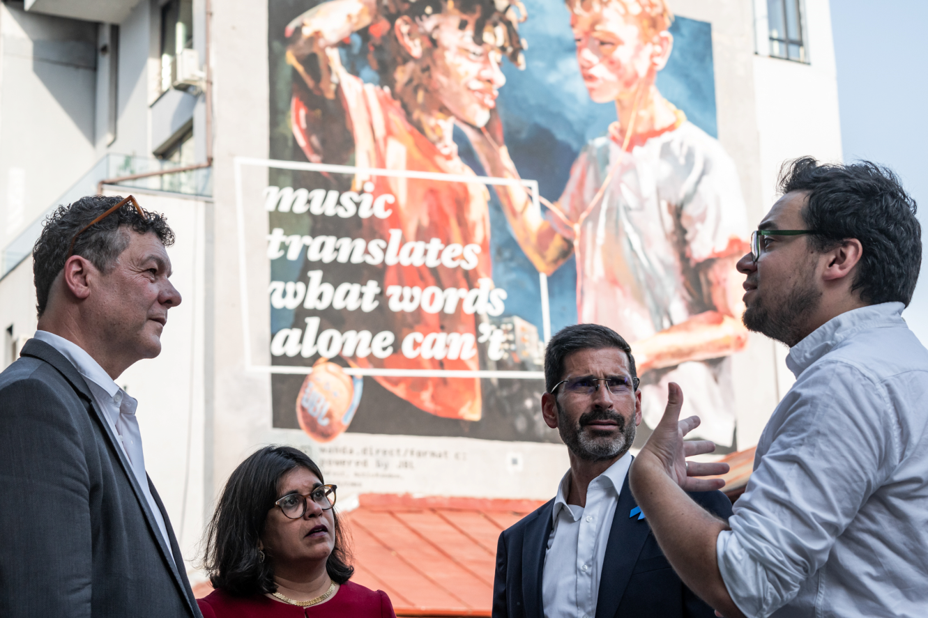 Iosif Prodan from ActivRandom, telling the story of the mural inaugurated on World Refugee Day. Starting from the word solidarity, refugee and Romanian teenagers created the concept for the painting done by local artist Wanda Hutira in Bucharest, Romania, as part of the wider ActivRandom ArtStart project supported by UNHCR.