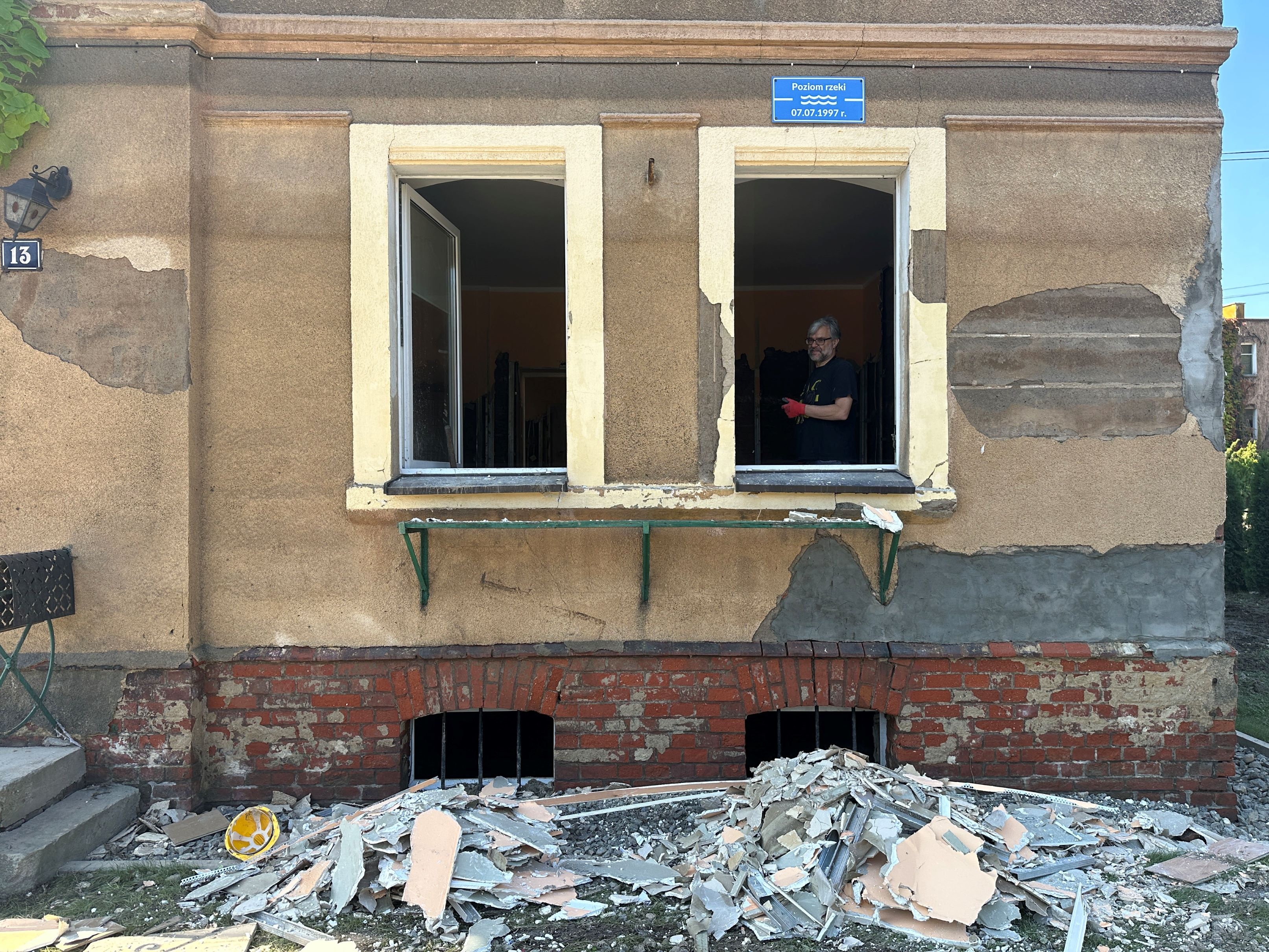 The blue plaque above the right window of this house shows the water level during a historic flood in 1997. 27 years later, during the most recent flooding, it was just half a meter lower. 