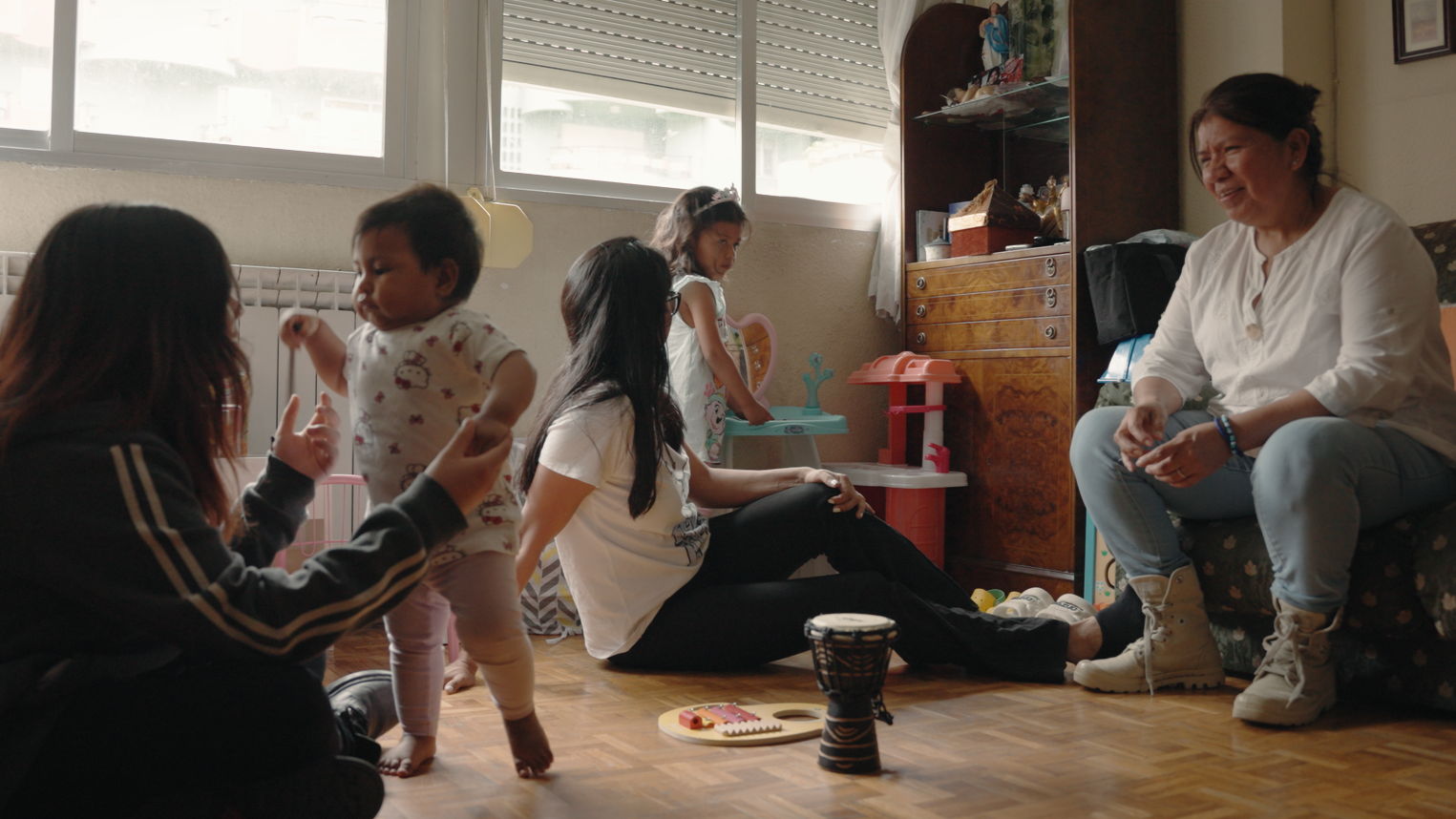 Clara receives a visit from her daughter and granddaughters at her home in Valladolid.