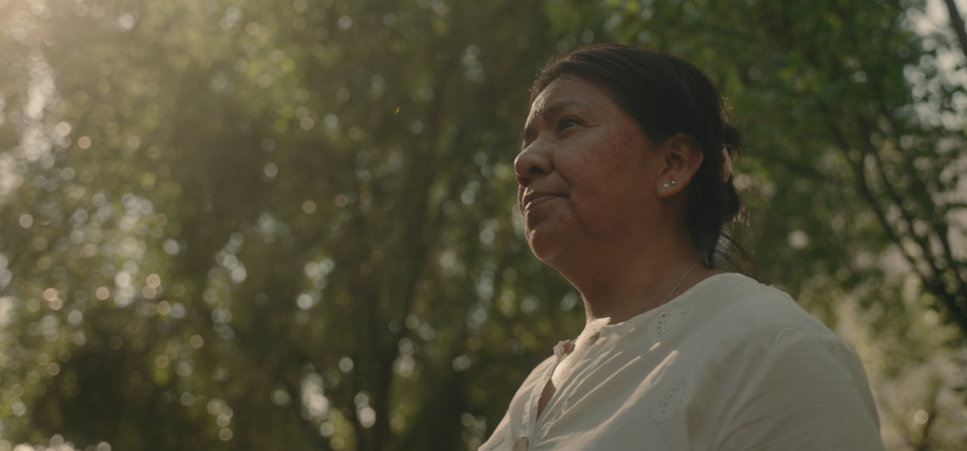 A photo of Clara López Rodríguez llegó looking to the left with a forest in the background