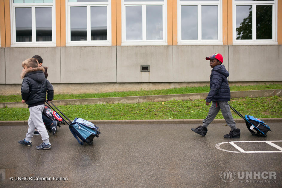 Bora et ses deux enfants, des réfugiés congolais, s'installent en France