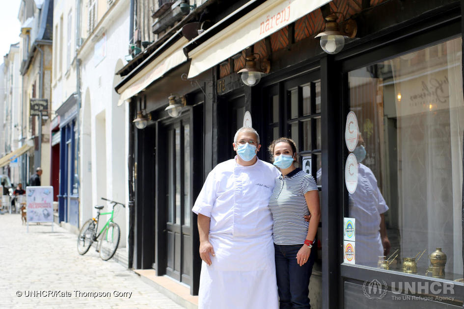 Nabil, chef syrien et copropriétaire du restaurant Narenj à Orléans, avec sa femme Susanna, propose un buffet hebdomadaire pour le personnel soignant en première ligne face à la pandémie de Covid-19.