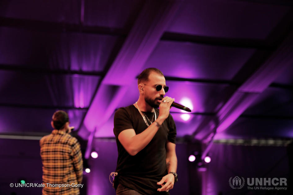 Les frères syriens réfugiés Yaser (à gauche) et Mohamed (à droite) chantent sous leur nom de groupe Refugees of Rap lors des Rencontres HCR-Ouest-France à l'occasion de la 27e édition du Prix Bayeux Calvados Normandie.