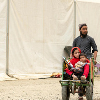 Hadigul porte ses jeunes sœurs, Sabria et Freshta, alors qu’ils voyagent ensemble après leur récent retour en Afghanistan. Malgré les épreuves qu’ils ont traversées, cette famille très unie fait preuve de résilience et de force pour aller de l’avant.