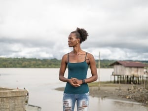 Une femme transgenre se tient sur les rives d'une rivière dans le département du Chocó, en Colombie.