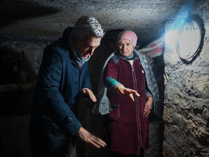 Filippo Grandi, du HCR, se tient dans un bunker avec une femme ukrainienne