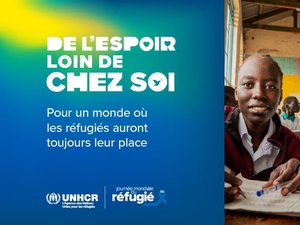 Deux filles assises à un bureau dans une salle de classe. Sur la gauche, un texte indique "L'espoir loin de chez soi".