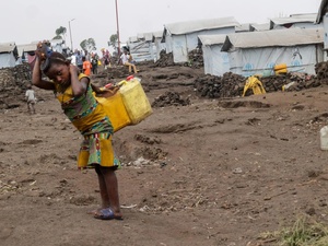 Le manque d’eau salubre et de savon représente un défi pour les actions de prévention de la variole simienne dans les sites pour personnes déplacées comme celui-ci dans la province du Nord-Kivu, en République démocratique du Congo. 