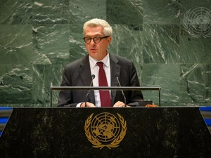 Filippo Grandi s'exprime depuis un podium