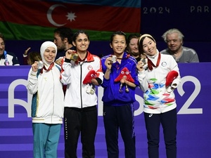 Les membres de l'équipe paralympique des réfugiés font leur entrée sur la place de la Concorde lors de la cérémonie d'ouverture des Jeux paralympiques de Paris 2024. 